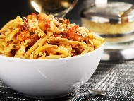Рецепта Паста макарони с морски дарове (скариди, калмари, миди) и сос от домати, бяло вино, чесън и праз лук